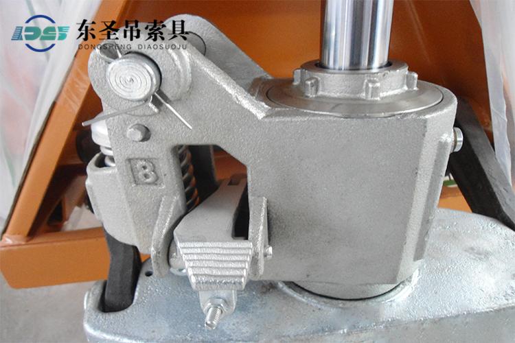 手動液壓叉車在運輸貨物時轉向困難是哪里出現問題